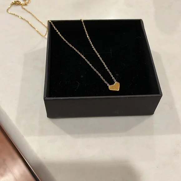 Venus Gold Heart Necklace - Picture 6 of 9